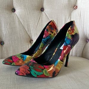 Steve Madden abstract floral 4 1/2” heels
